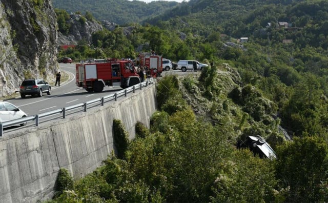 TEŠKA NESREĆA U SUSJEDSTVU Autobus sletio u provaliju, dvoje mrtvih i 22 ozlijeđenih