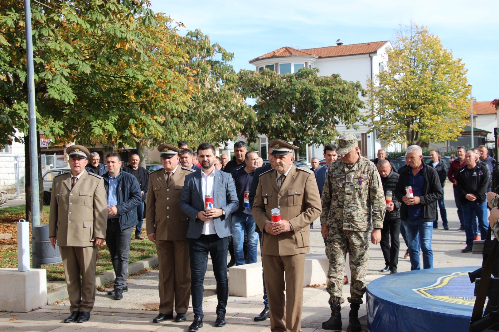 Posušje: Povodom obilježavanja blagdana Svih svetih i Dušnog dana položen vijenac i zapaljene svijeće za sve poginule, nestale i umrle branitelje