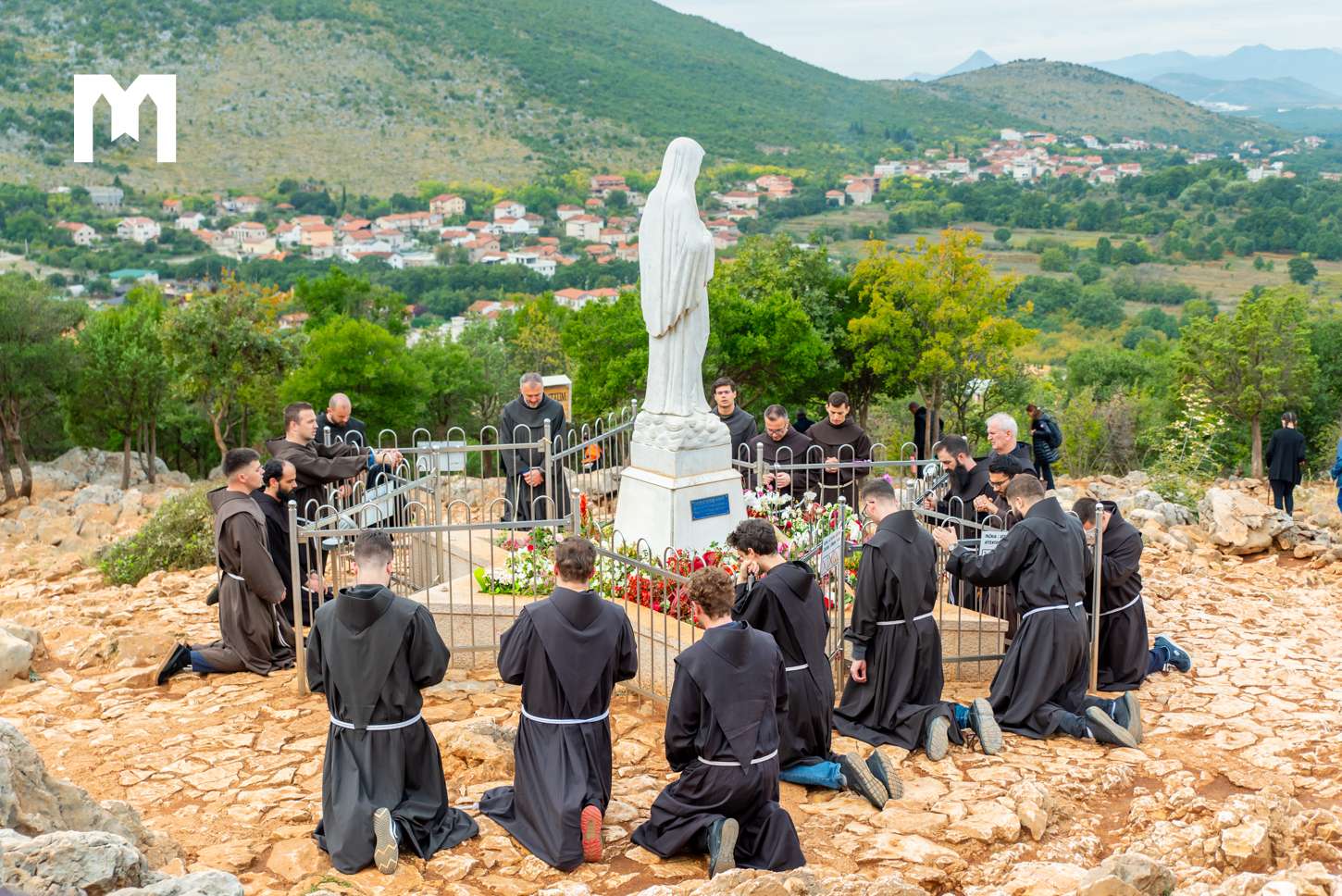 Mladi fratri iz Hercegovačke franjevačke provincije u molitvi krunice na Brdu ukazanja