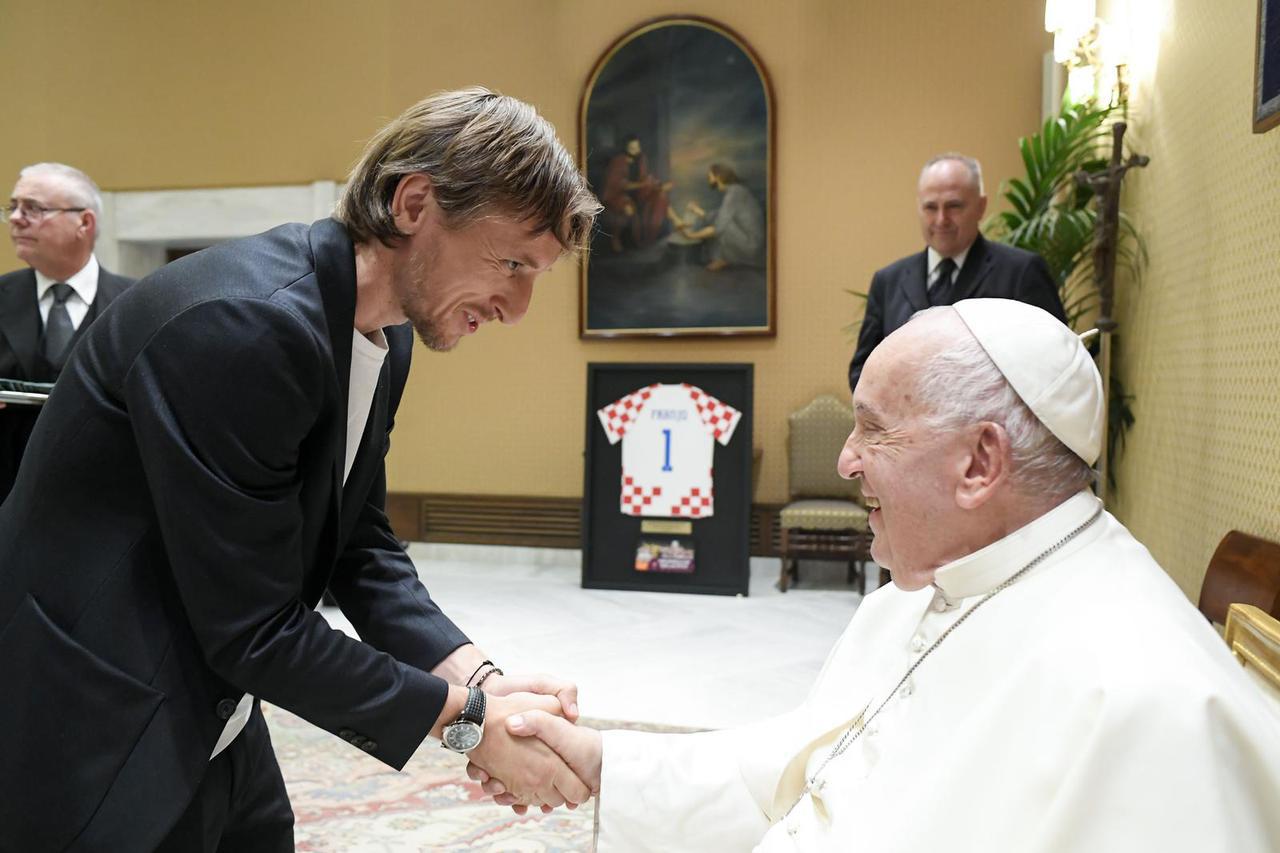 Pogledajte reakciju Pape Franje kada mu je uručen hrvatski dres: ‘Hvala što dajete primjer’