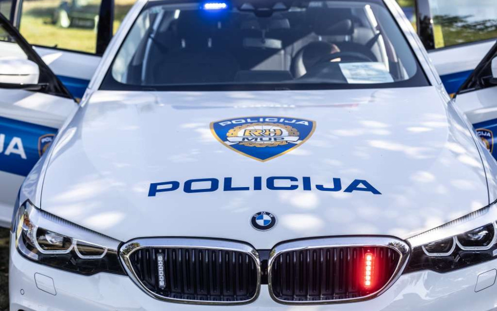 Na autocesti pokušao zapaliti benzinsku postaju i napao policajce