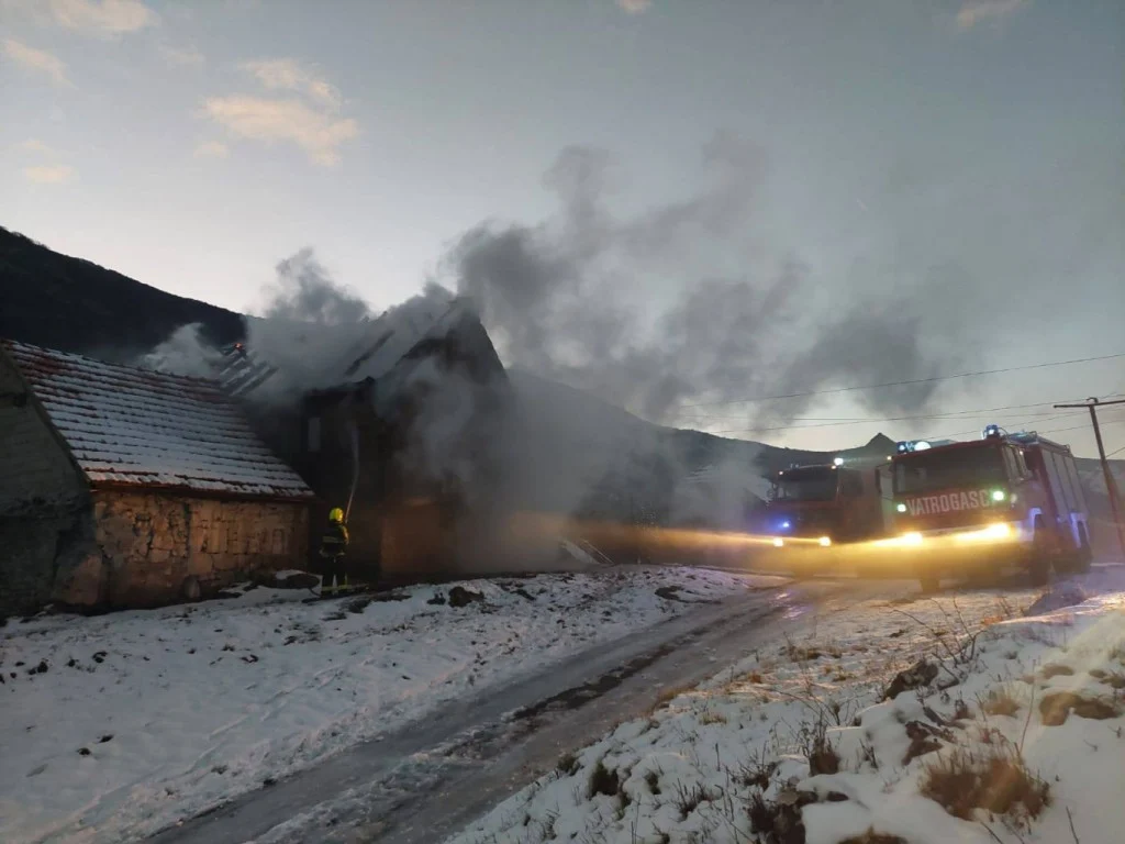 Livno: Gorjela štala, vatra uhvatila sijeno i grede