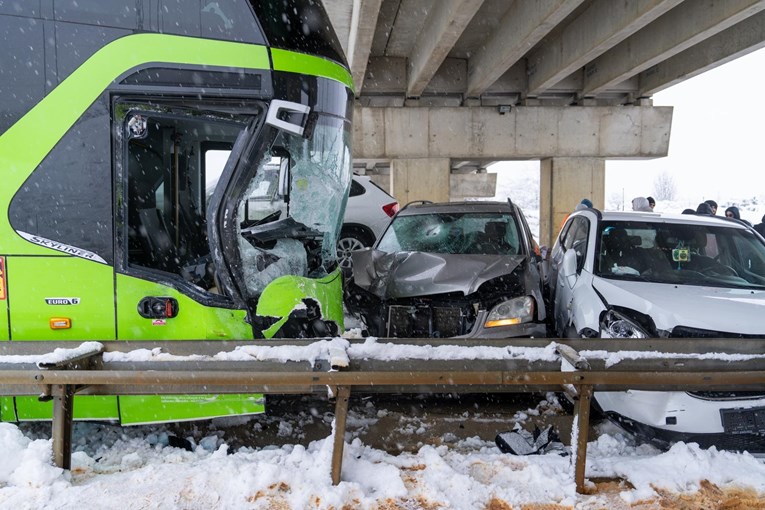 Lančani sudar pet automobila i autobusa na A1 kod Macole